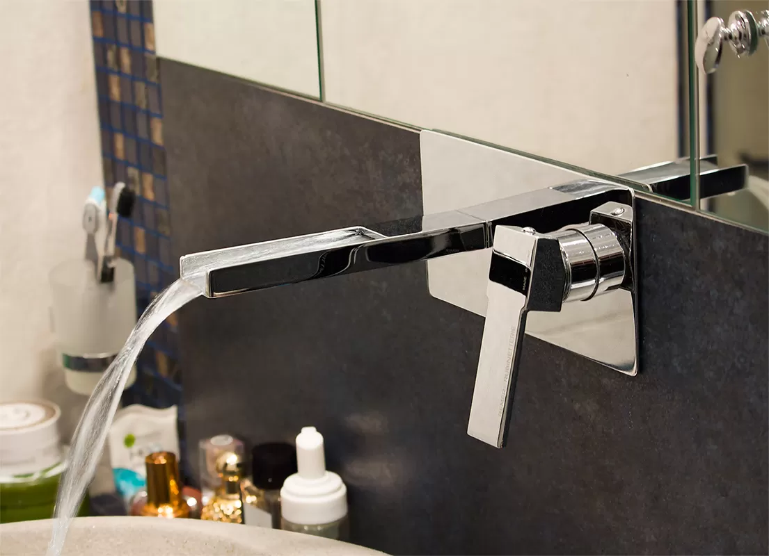 Смеситель для раковины настенный скрытого монтажа излив 19см (скрытая часть в комплекте) qubika cascata cr хром remer