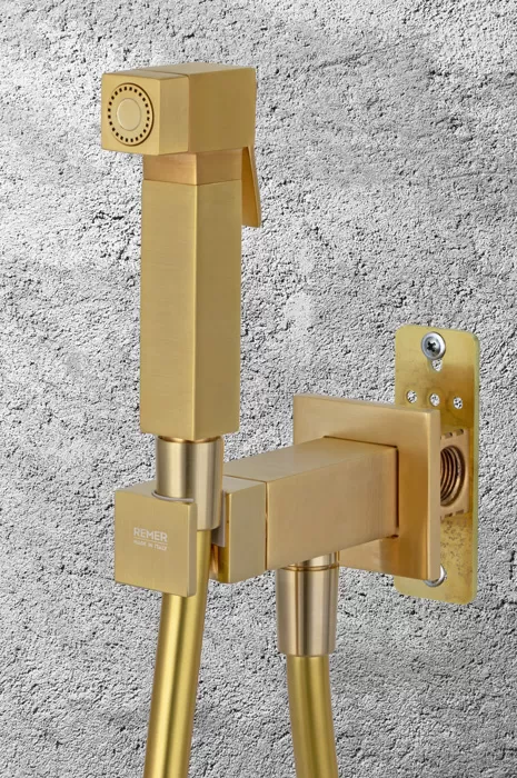 Гигиенический душ с прогрессивным смесителем скрытого монтажа (душевой шланг и скрытая часть в комплекте) qubika bg золото брашированное remer